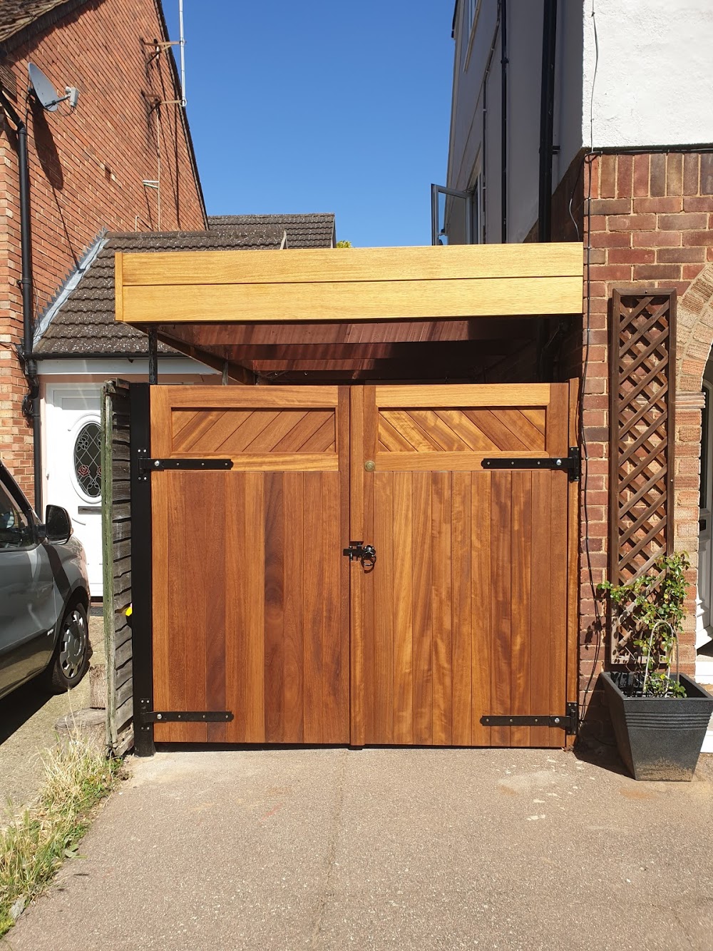 Fridaywood Gates